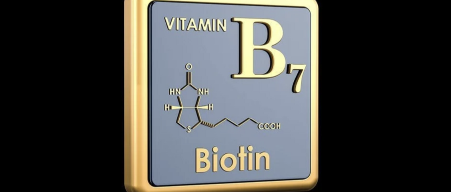 A detailed illustration of a biotin supplement label featuring the chemical structure, highlighting its role in vitamin B7 for beard growth and hair health.